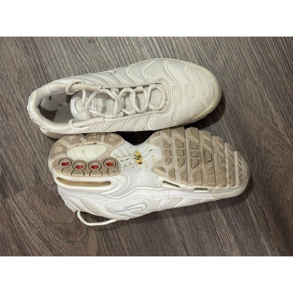 Nike Air Max Plus (GS) triple White Metallic Silver CW7044-100 Youth Size 6.5Y‌‌ - Picture 2 of 8